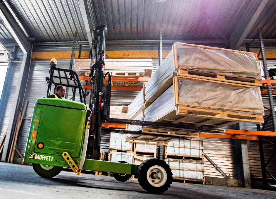 xe nâng moffett tại kho