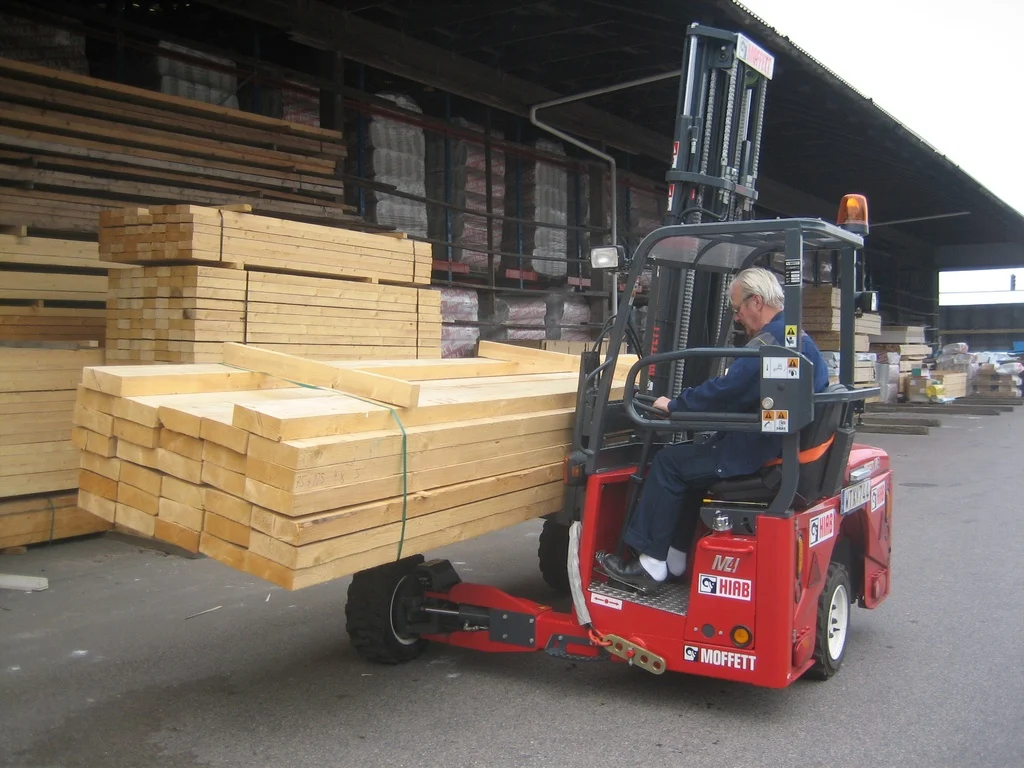 xe nâng Moffett tại công trường