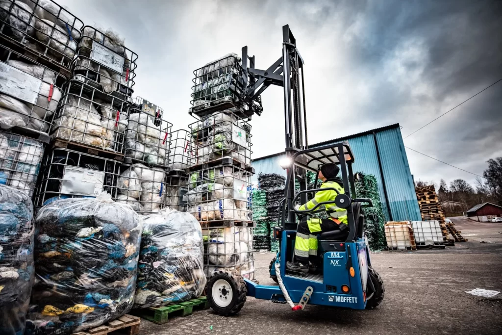 xe nâng moffett xử lý rác thải