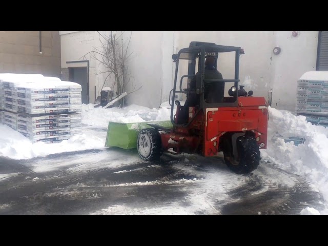 Xe nâng Moffett xúc tuyết